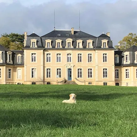 2 5 Personnes Dans Le Château De La Bouchatte Hébergement de vacances *