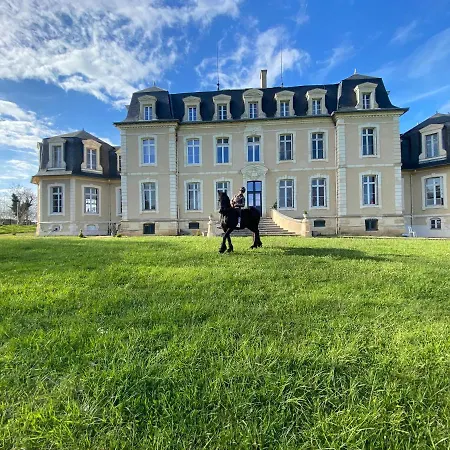 2 5 Personnes Dans Le Château De La Bouchatte * Chazemais