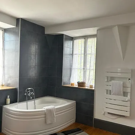 2 5 Personnes Dans Le Château De La Bouchatte Hébergement de vacances *
