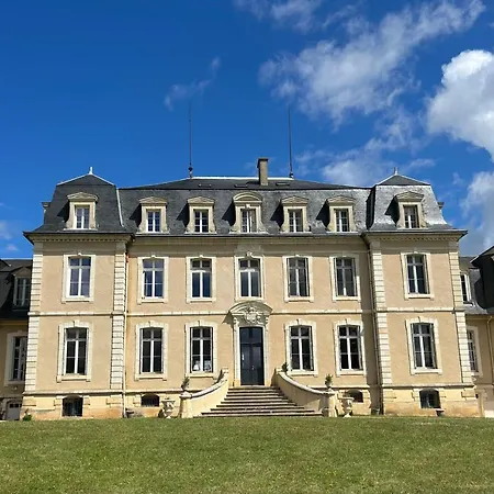 2 5 Personnes Dans Le Château De La Bouchatte * Chazemais